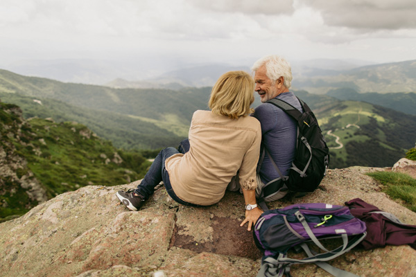 older-couple-sitting-mountain