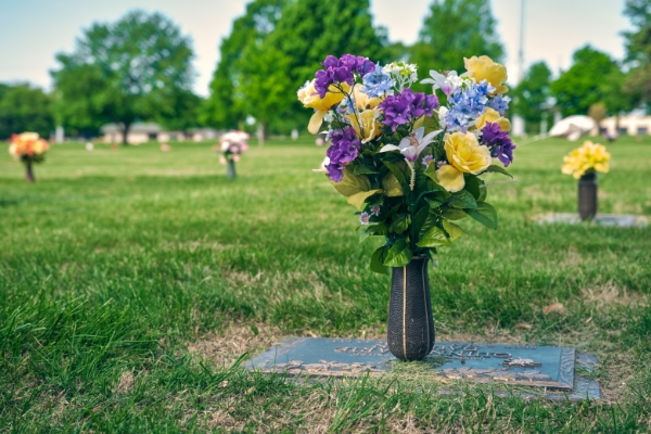 cemetery-marker-with-flower-vase