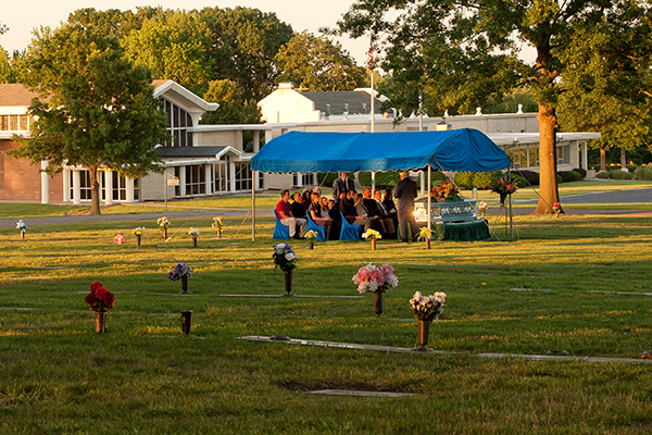 graveside-service-at-cemetery