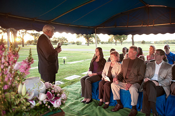 graveside-funeral-ceremony