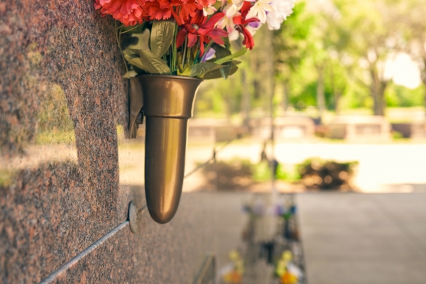 flower-vase-on-mausoleum